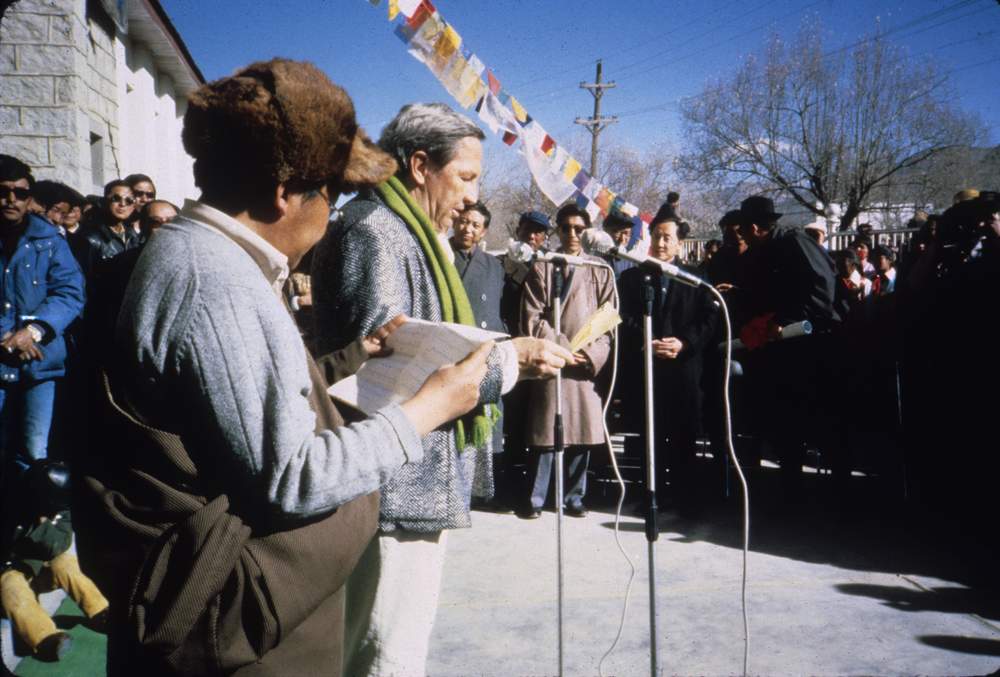 Rauschenberg and a Tibetan official at the opening ceremony for ROCI TIBET&amp;nbsp;1985, Revolutionary Exhibition Hall, Lhasa, 5 December 1985 Photo: Thomas Buehler