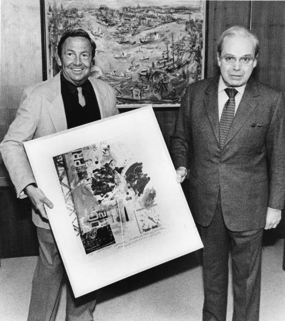 Rauschenberg presenting ROCI Announcement Print 1984 to United Nations Secretary-General Javier Pérez de Cuéllar. United Nations, New York, 1984