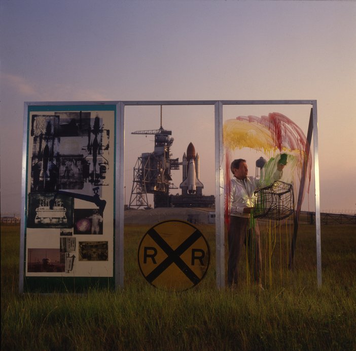 Rauschenberg travaillant sur sa représentation de la navette spatiale Discovery, près de la rampe de lancement de Cape Canaveral, Floride, août 1984, photographié par Theo Westenberger