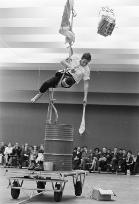 Rauschenberg interprétant "Elgin Tie" lors de "Five New York Evenings" au Moderna Museet, Stockholm, 13 septembre 1964, photographié par Stig T Karlsson