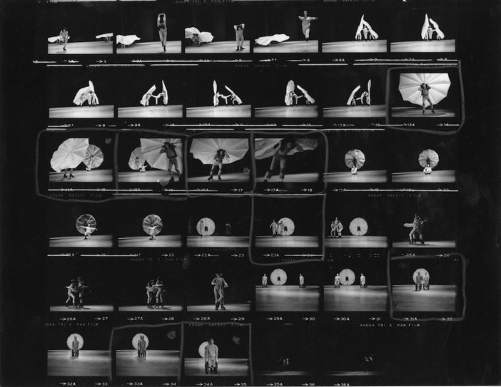 Rauschenberg interprétant 'Pelican' 1963 avec Carolyn Brown et Alex Hay.  Fiche-contact n ° 22 des photographies d'Elisabeth Novick du «Premier rassemblement du théâtre de New York», Broadway et la 81e rue, mai 1965