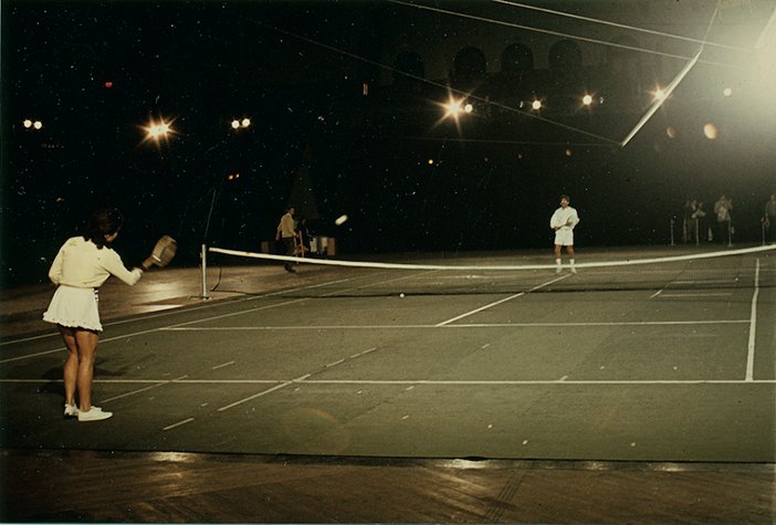 Mimi Kanarek et Frank Stella interprétant l'Open Score de Rauschenberg dans le cadre des "9 Evenings: Theatre and Engineering" d'EAT au Manège militaire du 69ème régiment, New York, du 13 au 23 octobre 1966