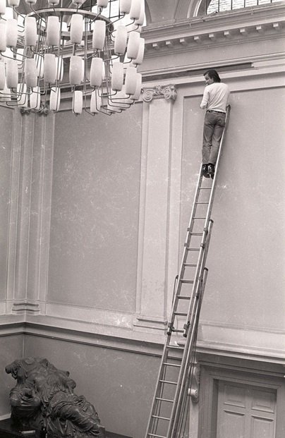 Fig.14 Blinky Palermo realizza il suo dipinto murale Blu / Giallo / Bianco / Rosso nell'agosto 1970, per Strategia: Get Arts presso l'Edinburgh College of Art, 1970