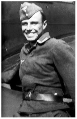 Fig.1 Fotografia sconosciuta di Beuys come ufficiale presso la Luftflottennachrichtenschule 2 (Airforce Signal School 2) a Königgrätz, 1942