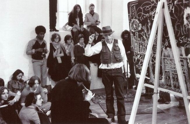 Fig.22 Joseph Beuys all'ICA durante la mostra Art into Society - Society into Art: Seven German Artists, ottobre - novembre 1974