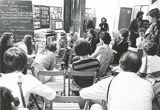 Fig.3 Discussione in un seminario della FIU durante Documenta 6, Kassel, 1977