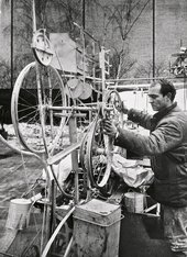 Jean Tinguely at work on Homage to New York 1960