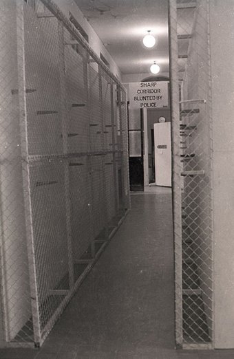 Fig.16 Sharp Corridor di Günther Uecker smontato dalla polizia nella mostra Strategia: Get Arts presso l'Edinburgh College of Art, 1970