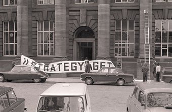 Fig.1 Ingresso all'Edinburgh College of Art con il banner per la strategia: Get Arts