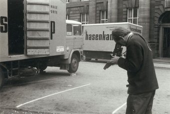 Fig.3 George Oliver fotografa l'arrivo di opere d'arte per la strategia: mostra d'arte al Edinburgh College of Art, 23 agosto - 12 settembre 1970