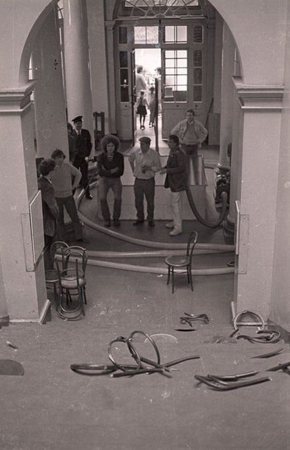 Fig.17 Centro, da sinistra a destra: Klaus Rinke, Stefan Wewerka e Günther Uecker in piedi con il tubo dell'acqua di Klaus Rinke nell'atrio dell'Edinburgh College of Art durante l'installazione di Strategy: Get Arts, agosto 1970