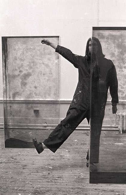 Fig.20 Alexander Hamilton (assistente studentesco del College of Art di Edimburgo) con due cubi di vetro triplex di Erich Reusch durante l'installazione di Strategy: Get Arts presso l'Edinburgh College of Art, agosto 1970
