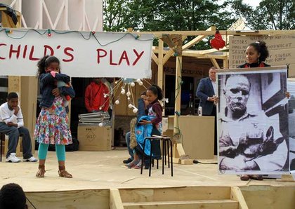 Fig.7 Thomas Hirschhorn, Child's Play, esibizione al Bijlmer Spinoza-Festival, Amsterdam, 2009