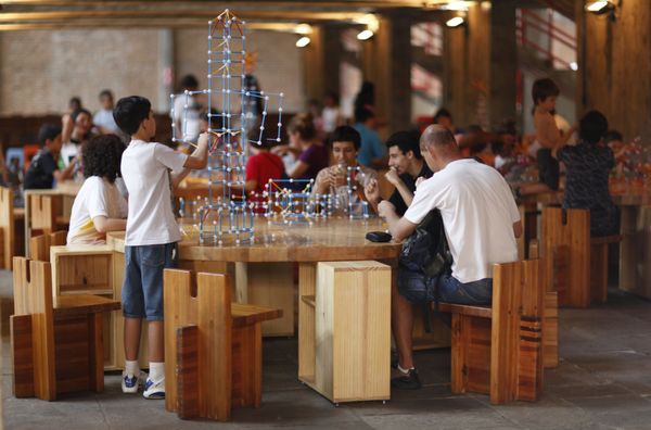 Niños interactuando con la obra de Olafur Eliasson 