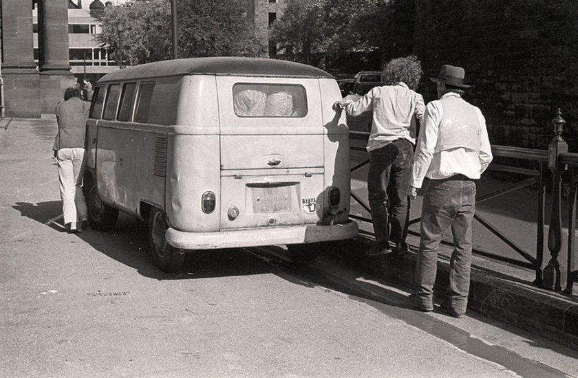 Fig.10 Joseph Beuys (a destra) con assistenti non identificati che spingono il camper Volkswagen utilizzato nel suo lavoro The Pack 1969 (Das Rudel) for Strategy: Get Arts presso l'Edinburgh College of Art, 1970