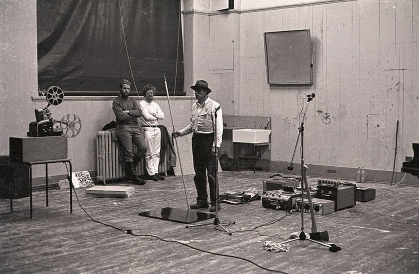 Fig.11 Joseph Beuys e Henning Christiansen eseguono la Sinfonia scozzese celtica (Kinloch Rannoch) durante la mostra Strategy: Get Arts presso l'Edinburgh College of Art, 1970