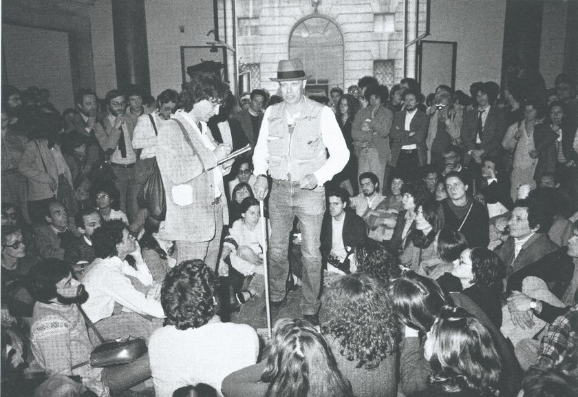 Fig.3 Checco Zotti e Joseph Beuys impegnati nella discussione con il pubblico, Palazzo Braschi, Roma, 1981