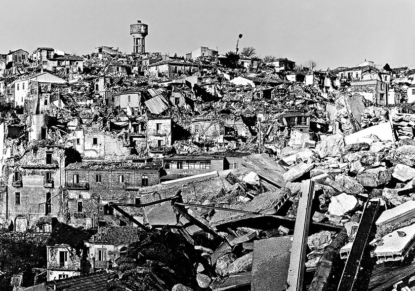 Fig.4 Giuseppe M. Galasso, Veduta della città distrutta dell'Irpinia, novembre 1980