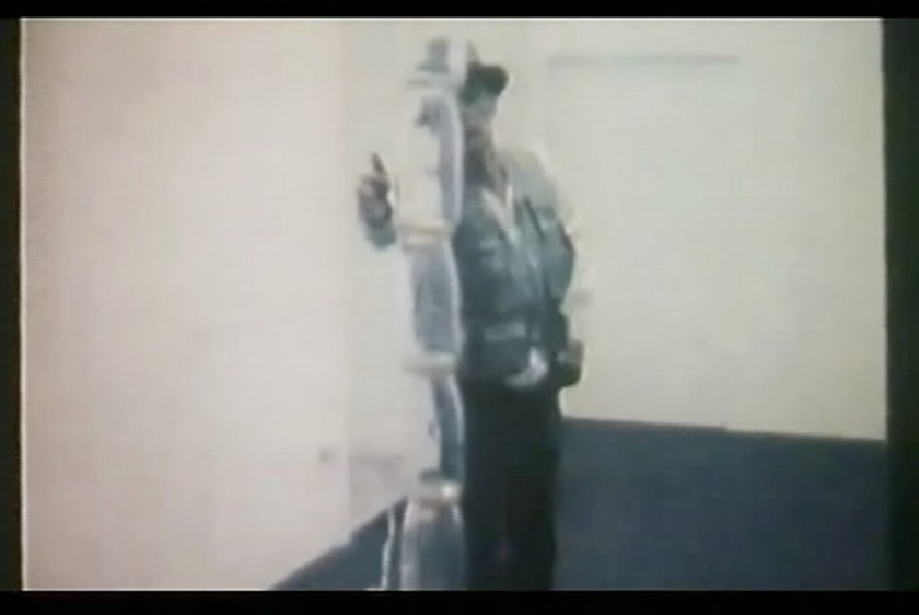 Fig.6 Film ancora da Diagramma Terremoto di Mario Franco (Joseph Beuys, Napoli 1981) 1997, che mostra Joseph Beuys mentre esegue Diagramma Terremoto a Napoli, 1981