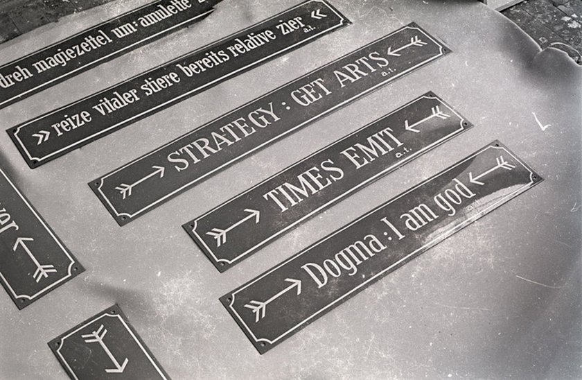 Fig.6 Opere di testo del Palindrome di André Thomkins, predisposte per l'installazione nella mostra Strategy: Get Arts presso l'Edinburgh College of Art, 1970