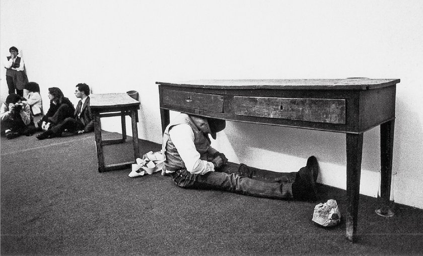 Fig.7 Joseph Beuys esegue Terremoto in Palazzo presso l'Agenzia d'Arte Moderna di Napoli, 1981