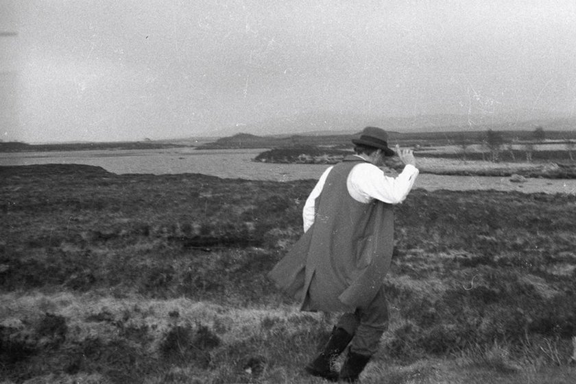 Fig.8 Joseph Beuys su Rannoch Moor, con Loch Ba alle spalle, Scozia, 8 maggio 1970